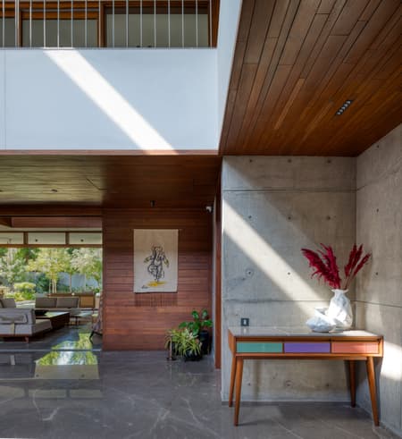The House of Parallel Walls